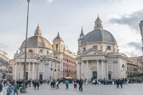 Рим, Италия - 8 декабря 2022 года: Двойные церкви Санта-Мария-ди-Монтесанто и Санта-Мария-дей-Мираколи, вид с площади дель Пополо. - Фото, изображение