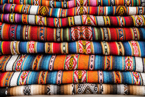 peruviaanse handwerk gemaakt van alpaca wol - Foto, afbeelding