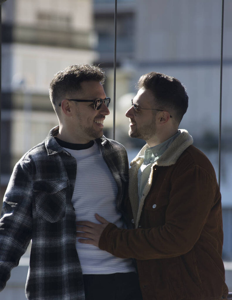 Un portrait de couple gay heureux à l'extérieur - Photo, image