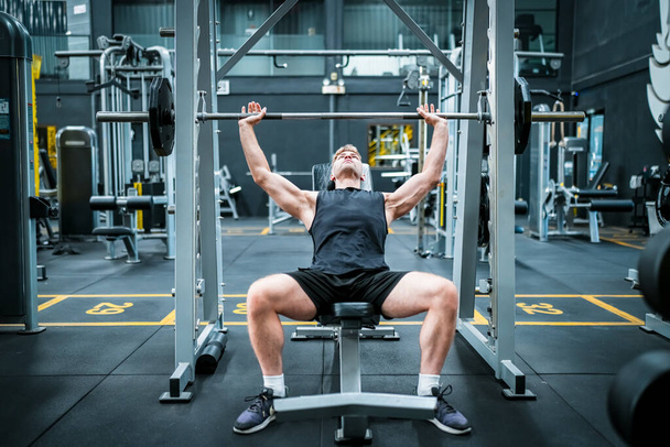 Male athlete exercising in the gym - Fotó, kép