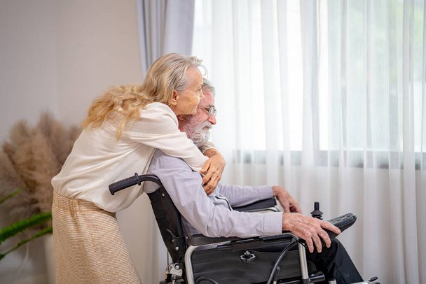 Chorym starszym mężczyzną w Homen  - Zdjęcie, obraz