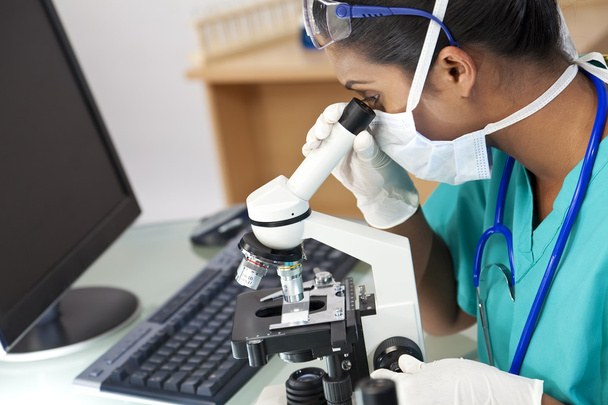 Asian Woman Doctor or Scientist Using a Microscope In Laboratory - Foto, imagen