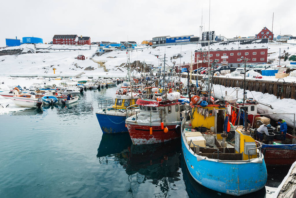 Barcos pesqueros amarrados en un puerto
 - Foto, imagen