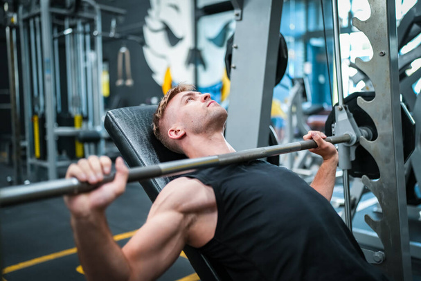 Spor salonunda egzersiz erkek atlet - Fotoğraf, Görsel