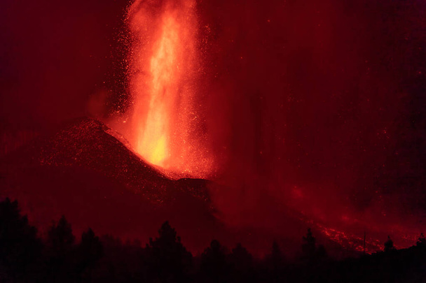 Вулкан вивергається на острові Ла - Пальма (Канарські острови, Іспанія). Фотографія високої якості - Фото, зображення