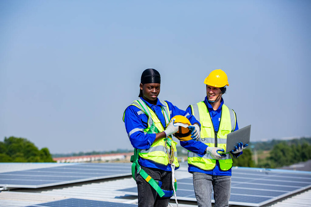 Technológia napelem, Mérnök szolgáltatás ellenőrzi telepítés napelem a tetején gyár. technikusok ellenőrizze a karbantartási napelemek, mérnöki csapat dolgozik  - Fotó, kép