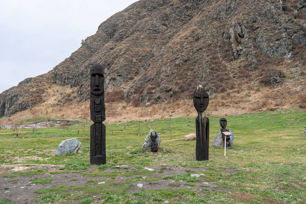 Estátuas de madeira antigas para adoração durante o paganismo. Um símbolo da adoração das tribos pagãs. - Foto, Imagem