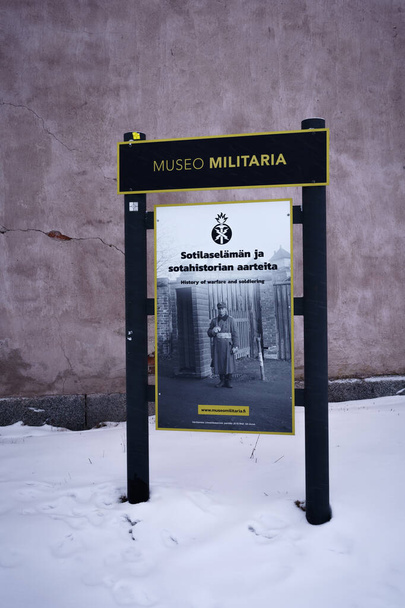 The sign outside Museo Militaria in winter. The artillery and military museum in Hameenlinna, Finland. February 23, 2023. - Foto, Imagen