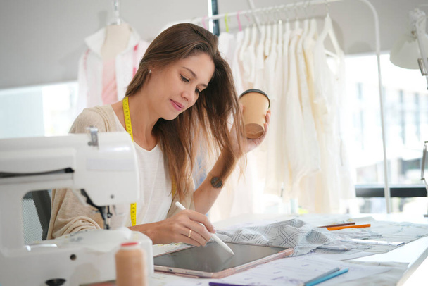 junge Kleidungsdesignerin in ihrem Atelier - Foto, Bild
