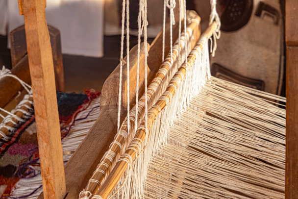 Roemeens weefgetouw met zelfgemaakte draad erop - Foto, afbeelding