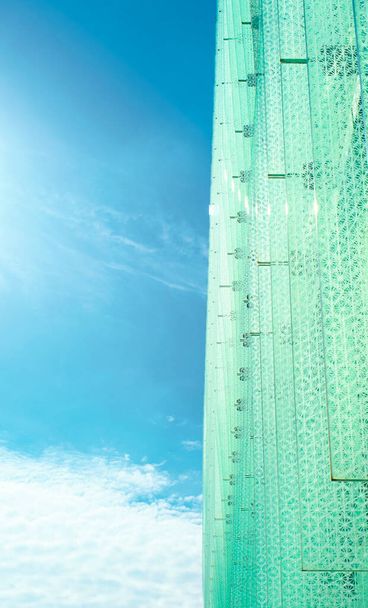a kék égboltra nyomtatott napsugarak mintázatával ellátott üveglapok - Fotó, kép