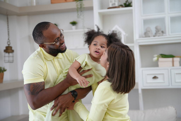 heureux afro-américain père et fille jouer à la maison - Photo, image