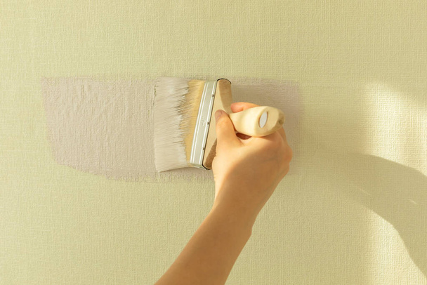 DIY interior hand motion, closeup_paint the wall - Valokuva, kuva