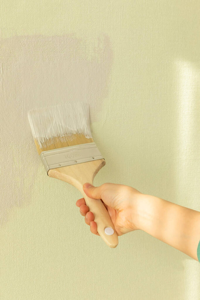DIY interieur hand beweging, closeup _ paint de muur - Foto, afbeelding