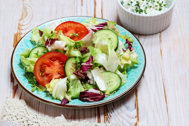 Healthy salad with lettuce, tomatoes and cucumbers. Healthy food - Foto, imagen