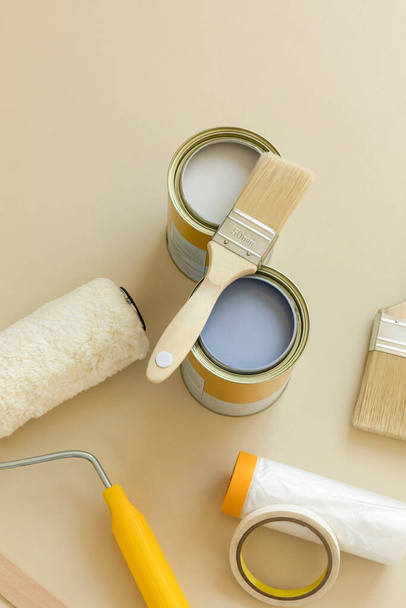 DIY interior hand motion, closeup_paint and paint tools - Foto, Imagem