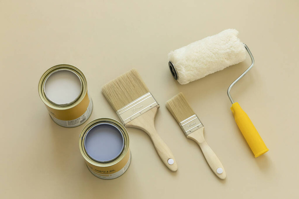 DIY interior hand motion, closeup_paint and paint tools - Foto, imagen