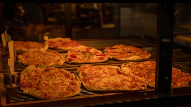 Pizzas recién hechas en el aeropuerto de Corfú. Foto de alta calidad - Foto, Imagen