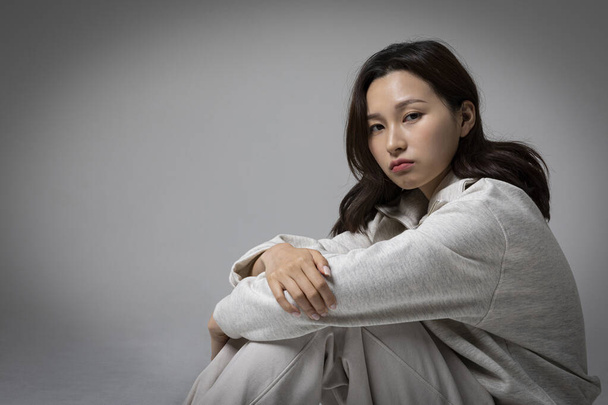 stressé, déprimé femme d'affaires coréenne en costume rose, frustré - Photo, image
