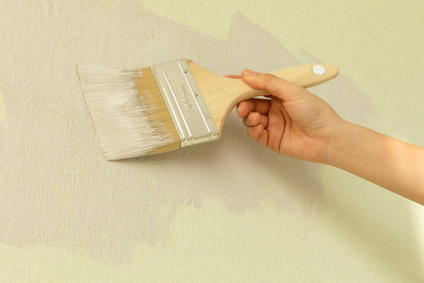 DIY interior hand motion, closeup_paint the wall - Foto, afbeelding