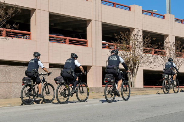Austin, Texas, Estados Unidos - Febrero 2023: Grupo de soldados estatales patrullando en el centro de la ciudad - Foto, Imagen