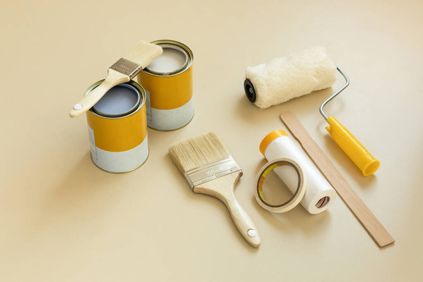 DIY interior hand motion, closeup_paint and paint tools - Foto, Bild