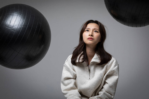 stressed, depressed Korean business woman in pink suit, worrying - Foto, Bild