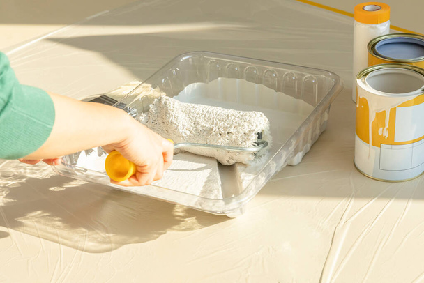 DIY interior hand motion, closeup, holding a paint roller - Zdjęcie, obraz