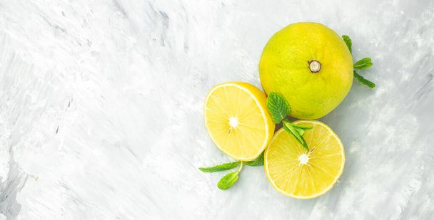 Frutas cítricas frescas de bergamota sobre un fondo claro, formato de banner largo. vista superior, - Foto, Imagen