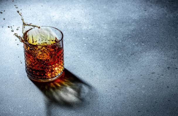 silné alkoholické nápoje rum, koňak, tequilu, brandy a whisky. Mrznoucí kapky silného alkoholického nápoje. - Fotografie, Obrázek