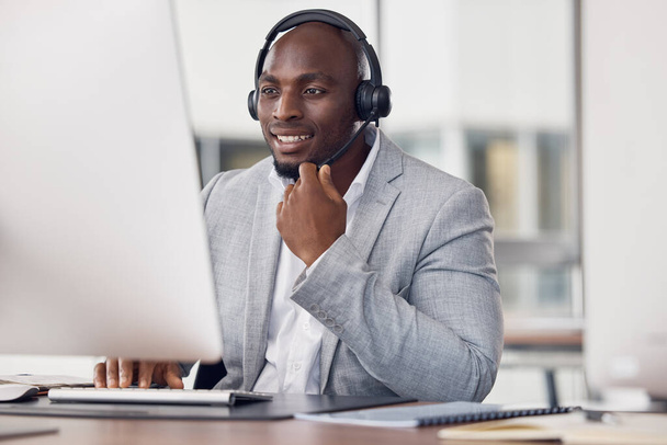 Fekete férfi, call center és számítógép fülhallgatóval telemarketing, ügyfélszolgálat vagy támogatás az irodában. Boldog afro-amerikai férfi tanácsadó ügynök mosolygós fejhallgató PC tanácsot. - Fotó, kép