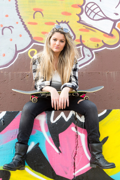 美しい女性スケートボーダー - 写真・画像