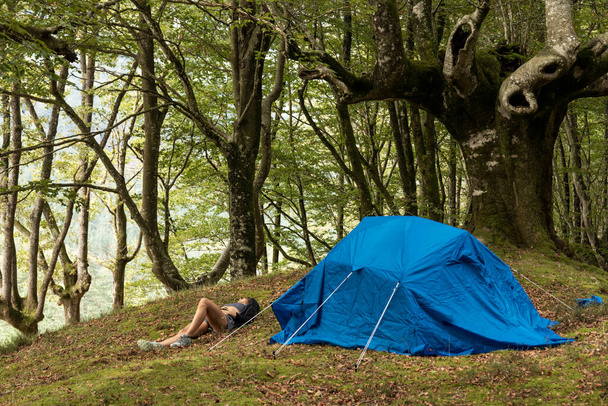 Aventura: Mulher explora as montanhas e encontra serenidade no acampamento - Foto, Imagem