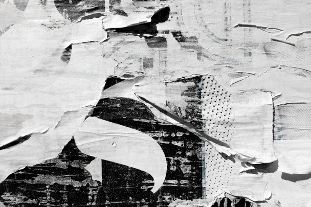 Alte Grunge-zerrissene Collage-Stadtplakate zerknitterten Papierplakat Textur Hintergrund. Abgerissenes Plakat mit verblichenem Papier. - Foto, Bild
