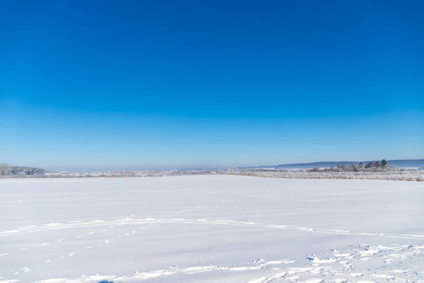 Panorama paesaggio innevato con piste e cielo blu. Foto di alta qualità - Foto, immagini
