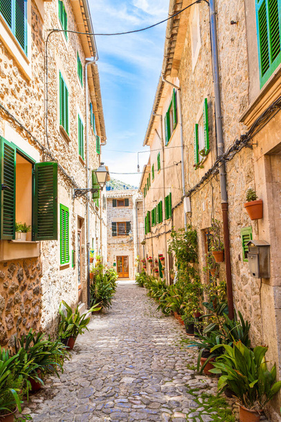 Pebble stone paved old narrow street, with stone built houses, in Valdemossa medieval village, Mallorca, Balearic Islands, Spain - Foto, Imagem