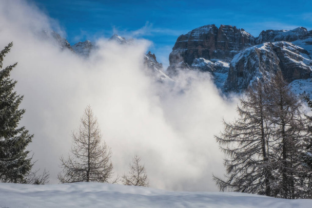 Une belle vue sur les Dolomites de Brenta avec des nuages fantastiques et les Alpes Madonna di Campiglio, Pinzolo, Italie. Janvier 2023 - Photo, image