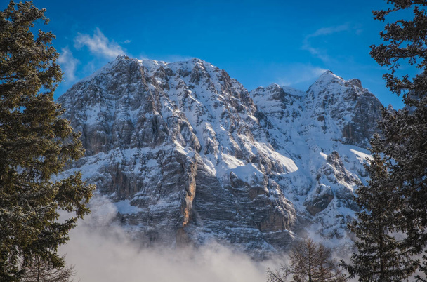 Uma bela vista de Brenta Dolomitas com nuvens fantásticas e Alpes Madonna di Campiglio, Pinzolo, Itália. Janeiro de 2023 - Foto, Imagem