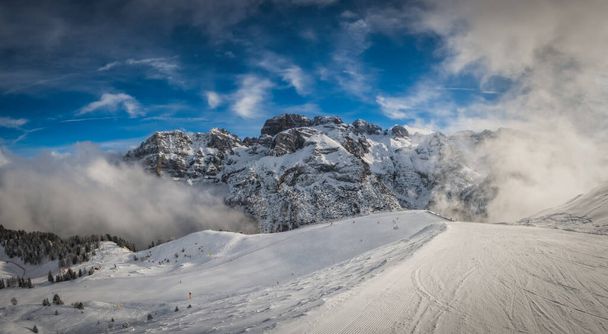 Schöne Aussicht auf die Brenta-Dolomiten mit fantastischen Wolken und die Alpen Madonna di Campiglio, Pinzolo, Italien. Januar 2023 - Foto, Bild
