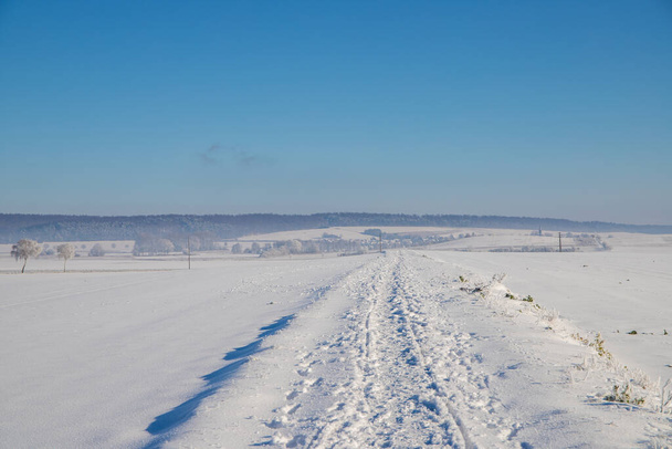 Панорама снежного пейзажа с рельсами и голубым небом. Высокое качество фото - Фото, изображение