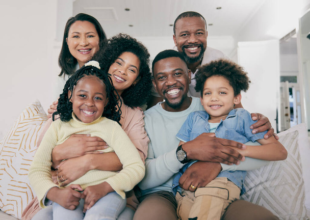Fekete család, mosoly és portré a kanapén gyermekekkel, szülőkkel és nagyszülőkkel boldogsággal, szeretettel és gondoskodással. Idős férfi, nők és gyerekek generációkkal, ölelés és kötődés a nappaliban a kanapén. - Fotó, kép