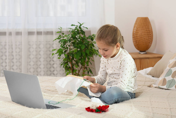 Bambina che impara a ricamare con il corso online a casa. Tempo per hobby - Foto, immagini