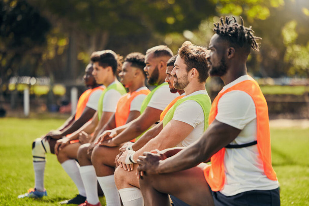 Rugby sport, różnorodność i mężczyźni trening na świeżym powietrzu na trawie z zespołem na kolanie. Grupa sportowców razem do fitness, ćwiczeń i treningu dla profesjonalnego klubu sportowego i silnej pracy zespołowej. - Zdjęcie, obraz