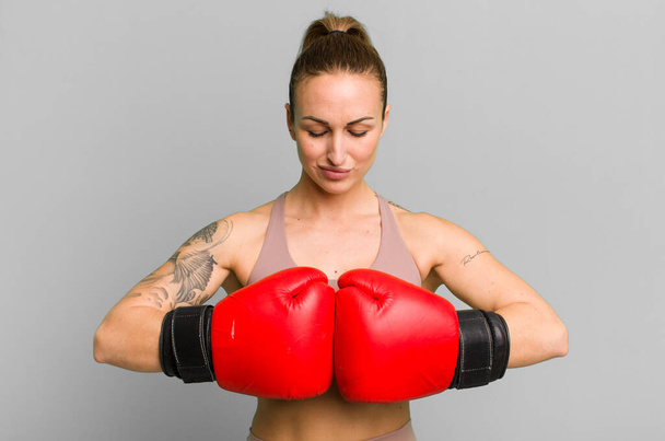 νεαρή όμορφη γυναίκα πυγμαχία και γυμναστήριο έννοια - Φωτογραφία, εικόνα