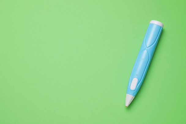 Stylish 3D pen on green background, top view. Space for text - Foto, Bild