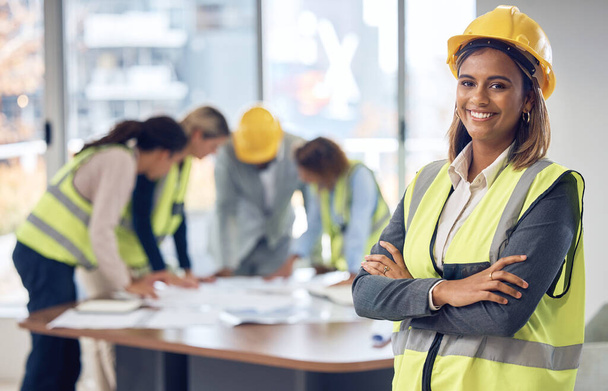 オフィスでのプロジェクト管理、業界の考え方や開発目標を持つ女性の誇り高いエンジニアリングの肖像画。建築キャリアにおける幸せな建設労働者、工業請負業者またはインド人. - 写真・画像