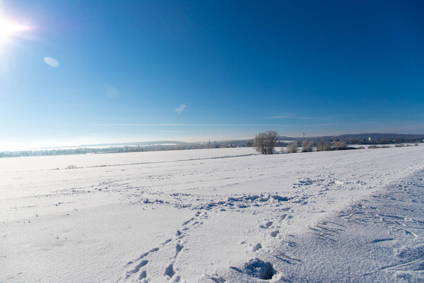 Paysage enneigé panoramique avec pistes et ciel bleu. Photo de haute qualité - Photo, image
