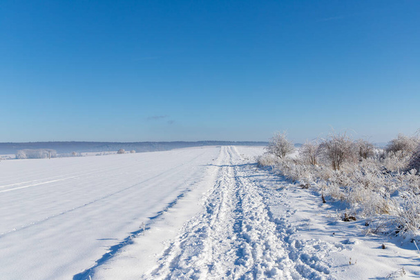 Панорама снежного пейзажа с рельсами и голубым небом. Высокое качество фото - Фото, изображение