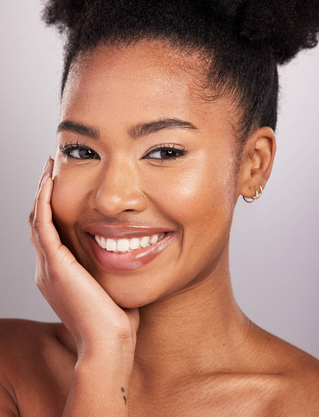 Skincare, ομορφιά και χαμόγελο, πορτρέτο μαύρη γυναίκα με αυτοπεποίθηση, λευκό φόντο και καλλυντικά. Υγεία, δερματολογία και φυσικό μακιγιάζ και Αφρικάνικο μοντέλο προσώπου σε στούντιο, υγιές δέρμα και περιποίηση - Φωτογραφία, εικόνα