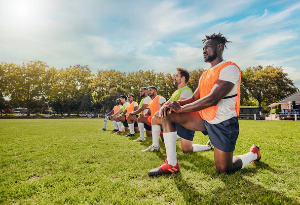 Sport, szkolenia i zespół na świeżym powietrzu do rugby na trawie z mężczyzn wykonujących ćwiczenia kolana. Grupa sportowców razem do fitnessu i treningu dla sportu zawodowego z różnorodnością, wsparciem i pracą zespołową. - Zdjęcie, obraz